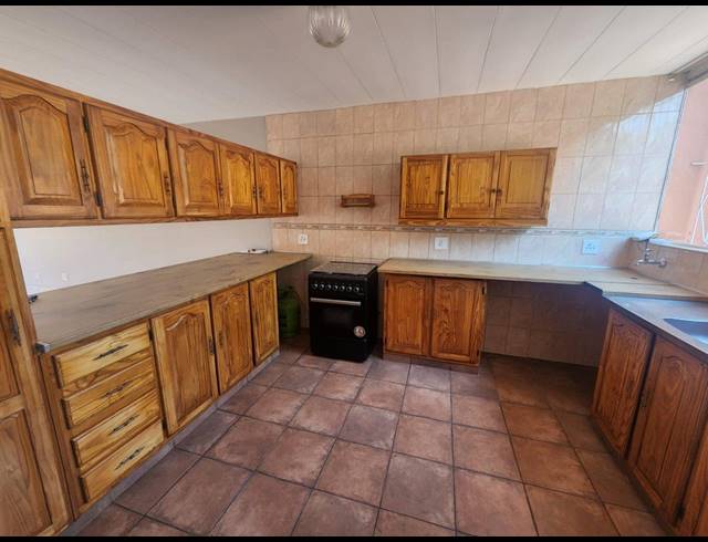 2 BEDROOM TOWNHOUSE FOR SALE IN VANDERBIJLPARK SW 1